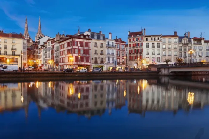 Framed Print : Bayonne en bordure de la Nive Framed Print : Bayonne en bordure de la Nive
