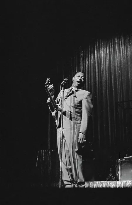 Framed Print : B.B. King. American guitarist B.B. King (1925 - 2015) performs at the Apollo Framed Print : B.B. King. American guitarist B.B. King (1925 - 2015) performs at the Apollo