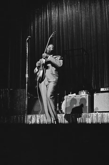Framed Print : B.B. King. American guitarist B.B. King (1925 - 2015) performs at the Apollo Framed Print : B.B. King. American guitarist B.B. King (1925 - 2015) performs at the Apollo