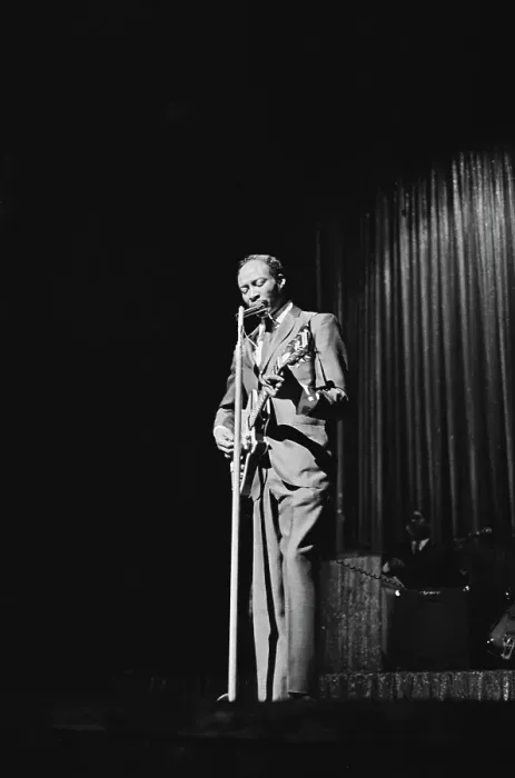 Framed Print : B.B. King. American guitarist B.B. King (1925 - 2015) performs at the Apollo Framed Print : B.B. King. American guitarist B.B. King (1925 - 2015) performs at the Apollo