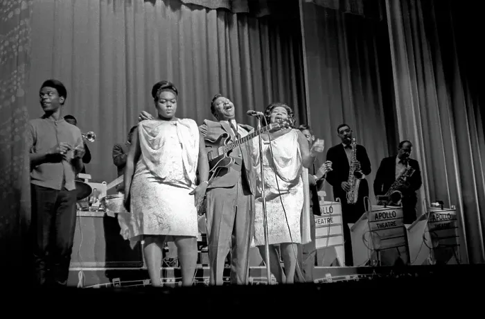 Framed Print : BB King With The Soul Sisters In NY Framed Print : BB King With The Soul Sisters In NY