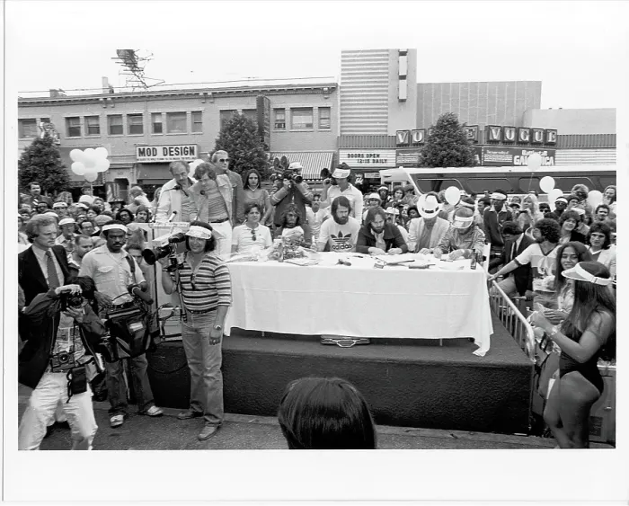 Framed Print : Beach Boys Sign Autographs