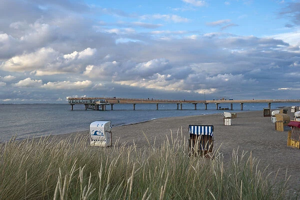 Beach with the pier, Erlebnis-Seebruecke, Heiligenhafen, Baltic Sea, Schleswig-Holstein, Germany, Europe