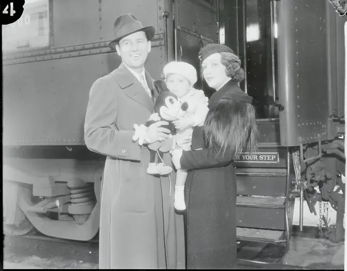 Framed Print : Ben Lyon and Bebe Daniels with Daughter Framed Print : Ben Lyon and Bebe Daniels with Daughter