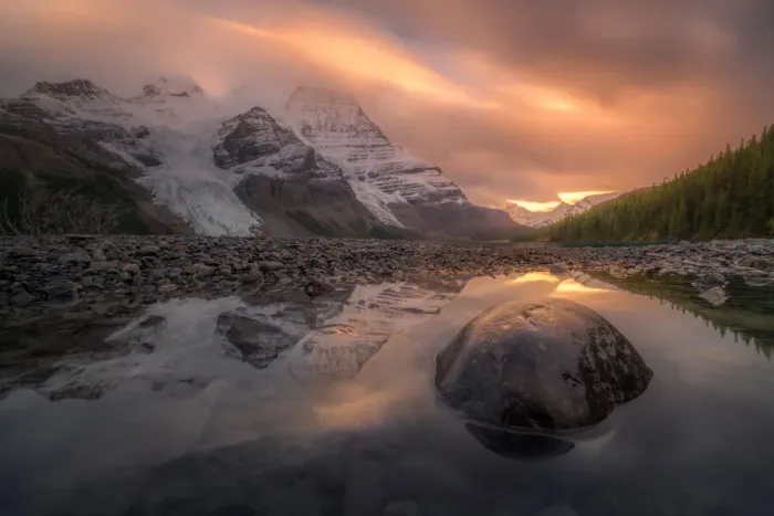 Framed Print : Berg lake with reflection of Mount Robson Framed Print : Berg lake with reflection of Mount Robson
