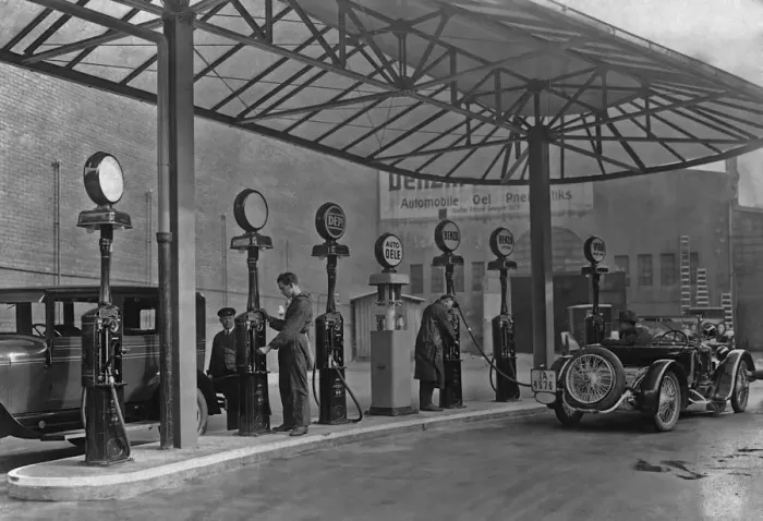 Framed Print : Berlin Service Station Framed Print : Berlin Service Station