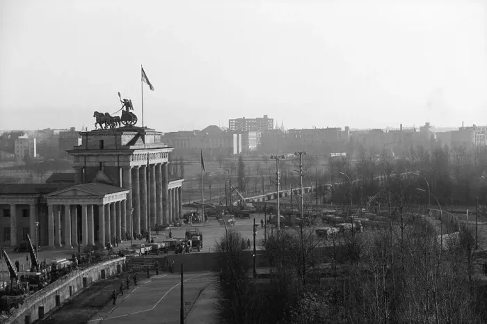 Framed Print : Berlin Wall @Brandenburg Gate Gen. View Framed Print : Berlin Wall @Brandenburg Gate Gen. View