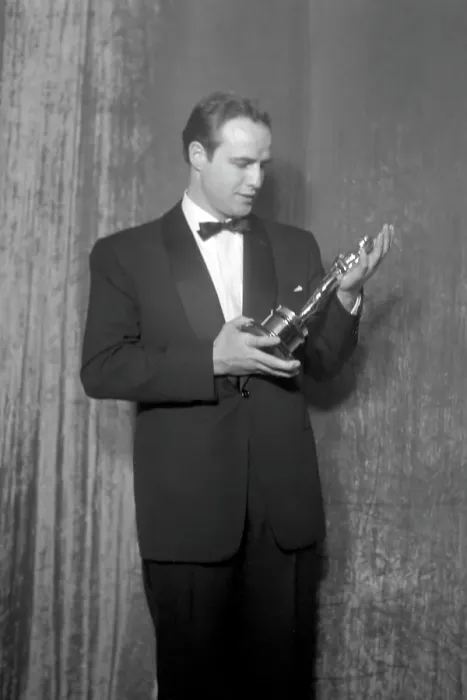 Framed Print : Best Actor Winner With His Oscar Framed Print : Best Actor Winner With His Oscar