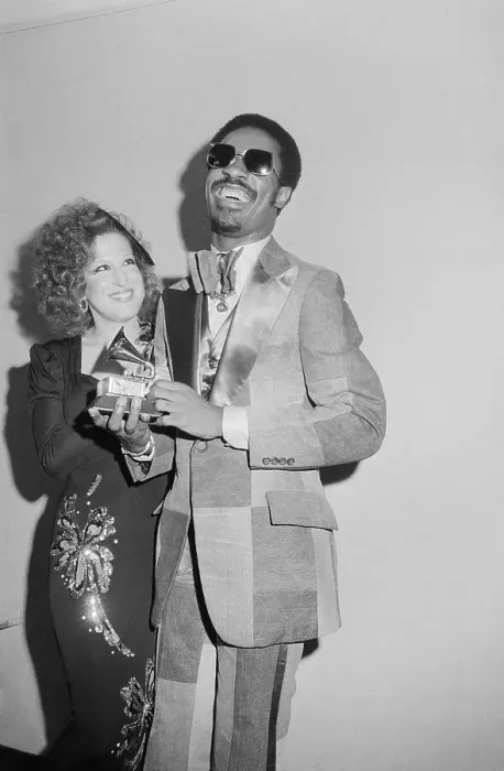 Framed Print : Bette Midler Presents Stevie Wonder with Grammy Award Framed Print : Bette Midler Presents Stevie Wonder with Grammy Award