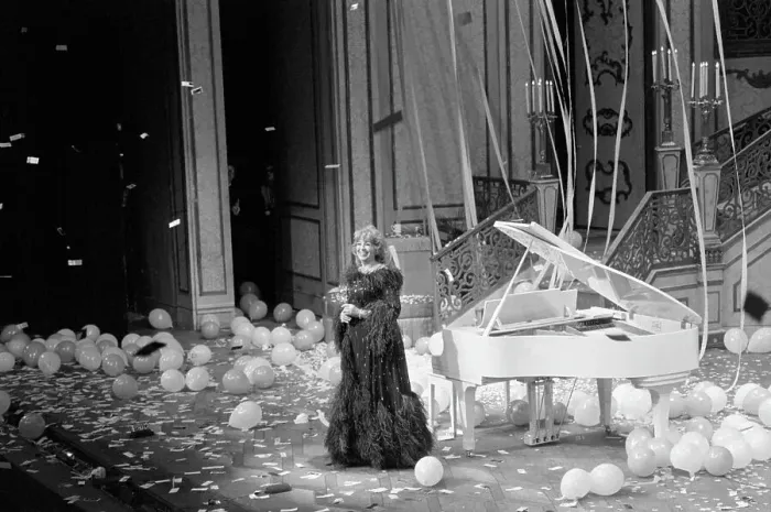 Framed Print : Beverly Sills at Final Curtain Call Framed Print : Beverly Sills at Final Curtain Call