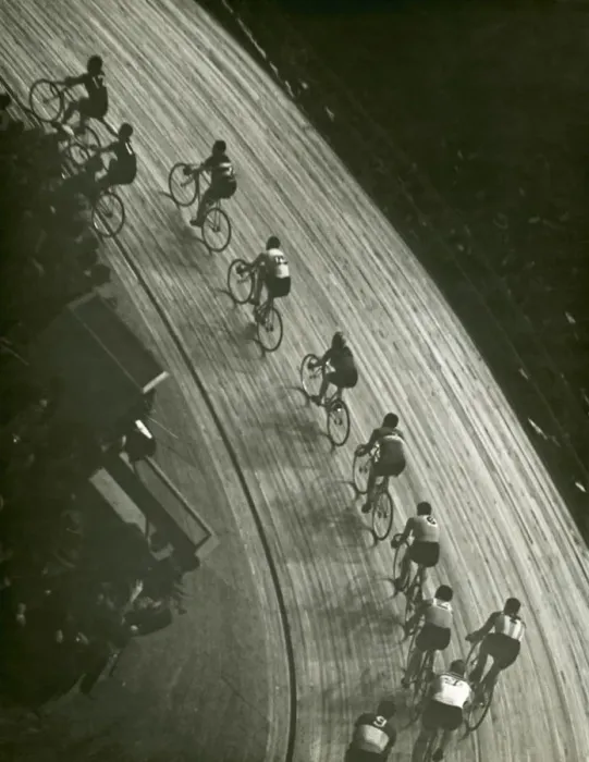 Framed Print : Bike race. UNITED STATES - CIRCA 1950s: Bike race Framed Print : Bike race. UNITED STATES - CIRCA 1950s: Bike race