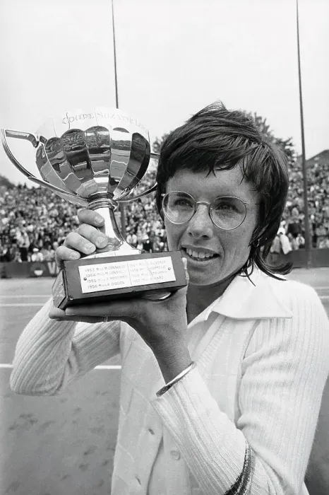 Framed Print : Billie Jean King Holding French Open Trophy Framed Print : Billie Jean King Holding French Open Trophy