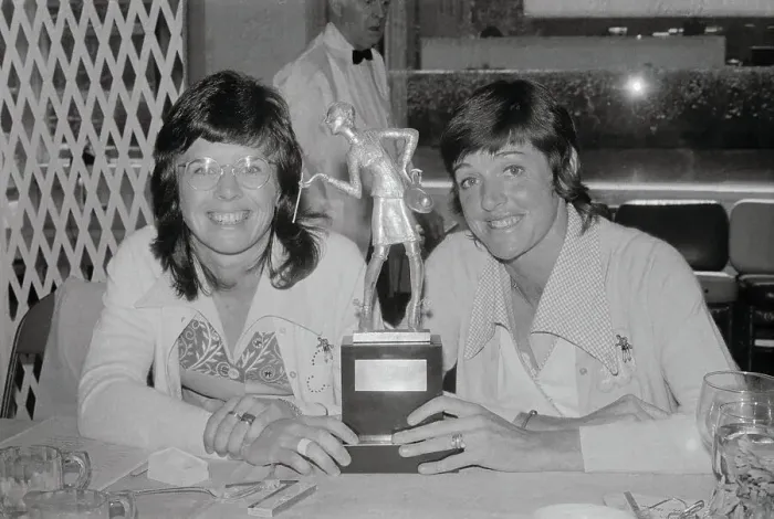 Framed Print : Billie Jean King and Margaret Court Sitting with Trophy Framed Print : Billie Jean King and Margaret Court Sitting with Trophy