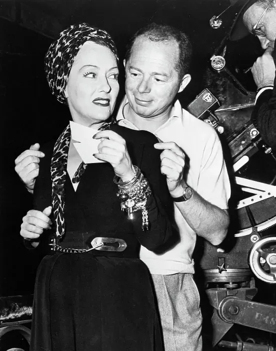 Framed Print : Billy Wilder And Gloria Swanson On Set Framed Print : Billy Wilder And Gloria Swanson On Set
