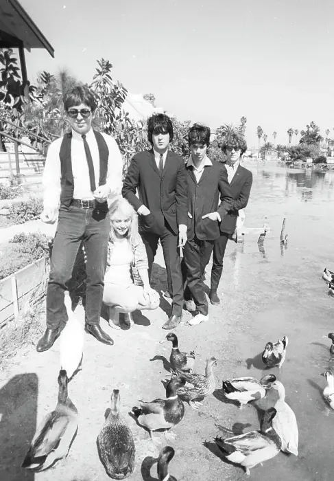 Framed Print : Blondie Portrait Session On The Venice Canals Framed Print : Blondie Portrait Session On The Venice Canals