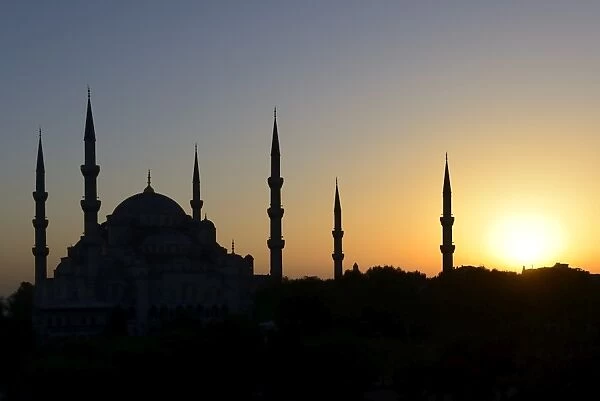 Blue Mosque, also Sultan Ahmed Mosque, Sultanahmet Camii, silhouetted at sunset, UNESCO World Heritage Site, European side, Istanbul, Turkey