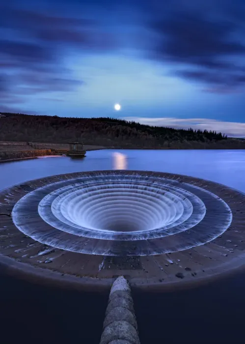 Framed Print : Blue supermoon at dawn over Ladybower Reservoir. English Peak District. UK