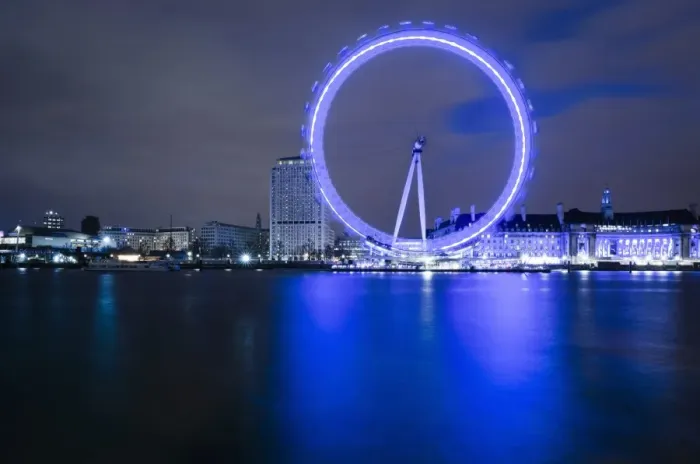 Framed Print : Blurred view of London Eye at night Framed Print : Blurred view of London Eye at night