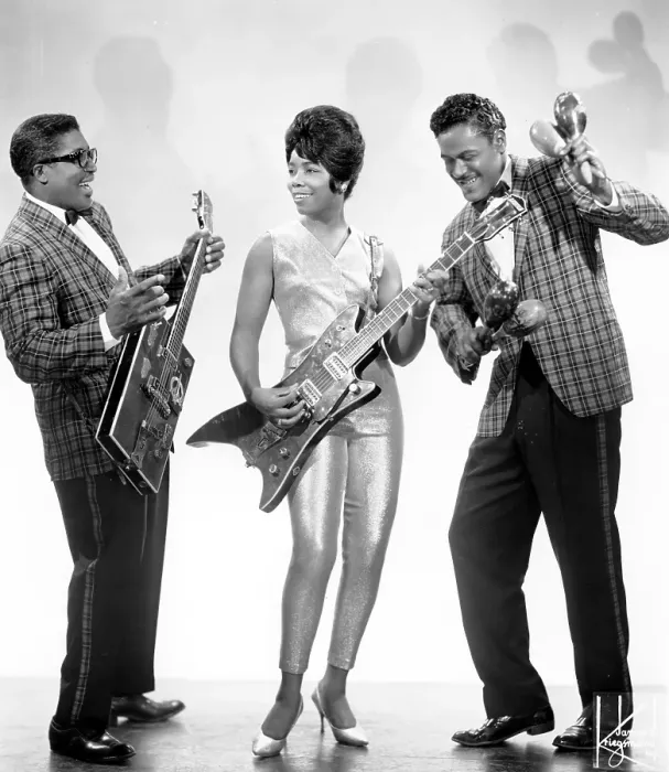 Framed Print : Bo Diddley With The Duchess & Jerome Green Framed Print : Bo Diddley With The Duchess & Jerome Green