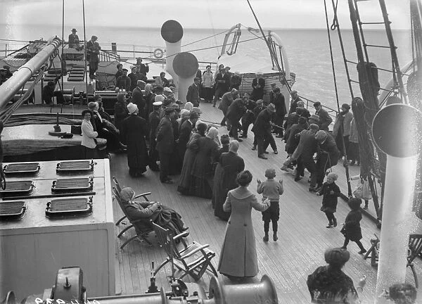 Boat Tug. Passengers on board the Cunard cruise liner Franconia engage