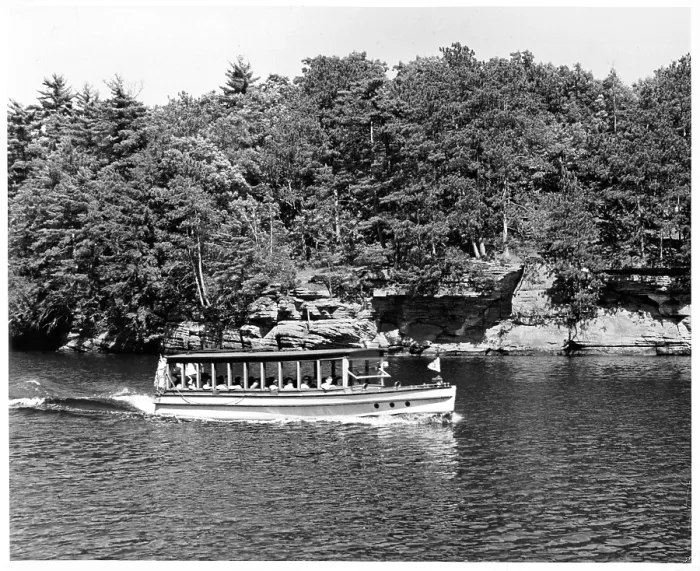 Framed Print : Boat In Wisconsin Dells, Wisconsin Framed Print : Boat In Wisconsin Dells, Wisconsin
