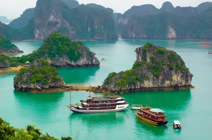 Framed Print : Boats in Ha Long Bay, Quang Ninh, Vietnam Framed Print : Boats in Ha Long Bay, Quang Ninh, Vietnam