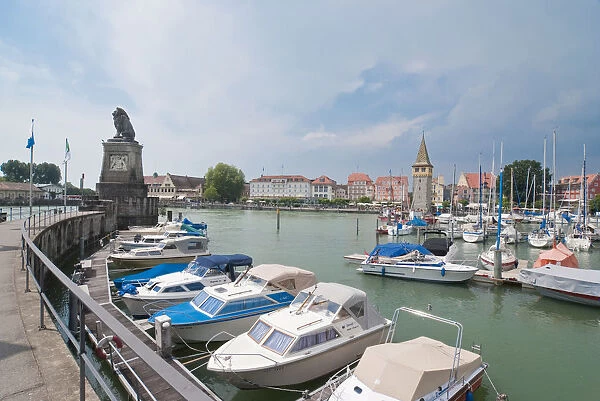 Boats in the harbor, port entrance and lion sculpture on the left, Lindau on Lake Constance, Bavaria, Germany, Europe
