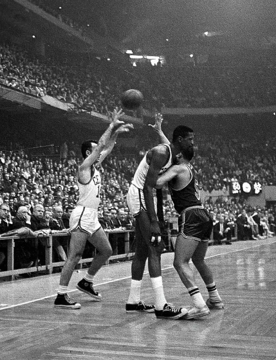 : Bob Cousy Shooting Basketball in Game : Bob Cousy Shooting Basketball in Game
