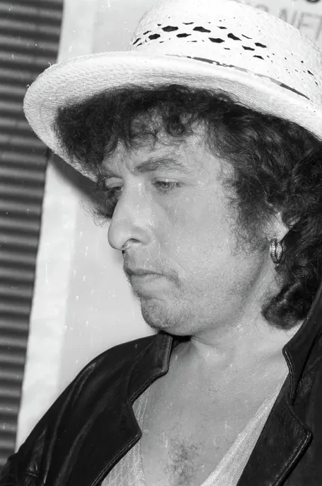 Framed Print : Bob Dylan Wearing A White Hat Framed Print : Bob Dylan Wearing A White Hat