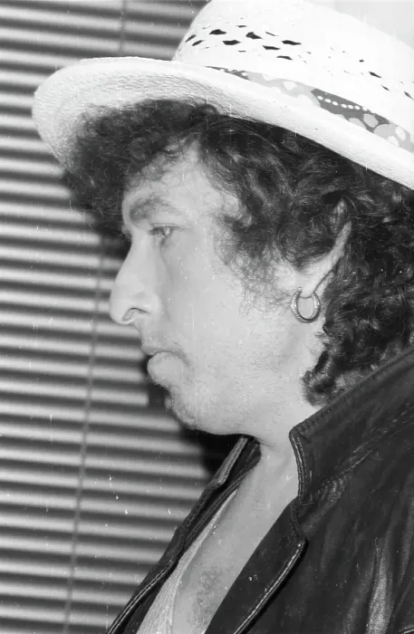 Framed Print : Bob Dylan Wearing A White Hat Framed Print : Bob Dylan Wearing A White Hat