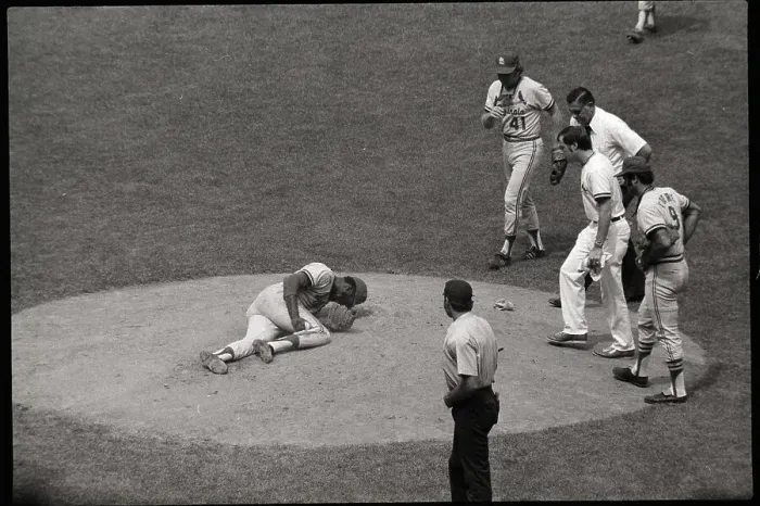 Framed Print : Bob Gibson On Mound Clutching Leg Framed Print : Bob Gibson On Mound Clutching Leg