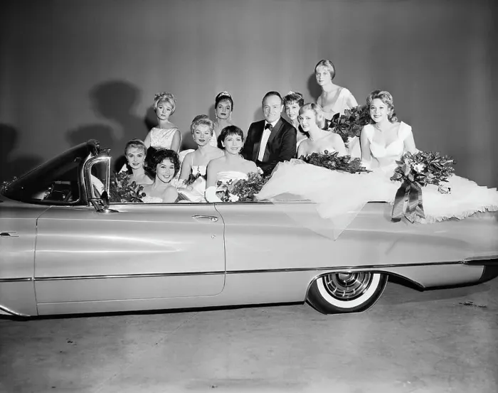 : Bob Hope In Car With Beautiful Women : Bob Hope In Car With Beautiful Women