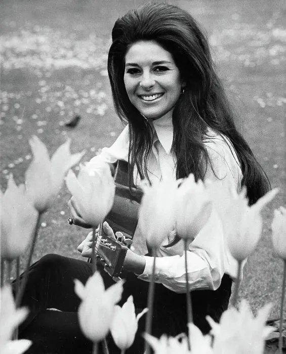 : Bobbie Gentry Seated and Playing Guitar : Bobbie Gentry Seated and Playing Guitar