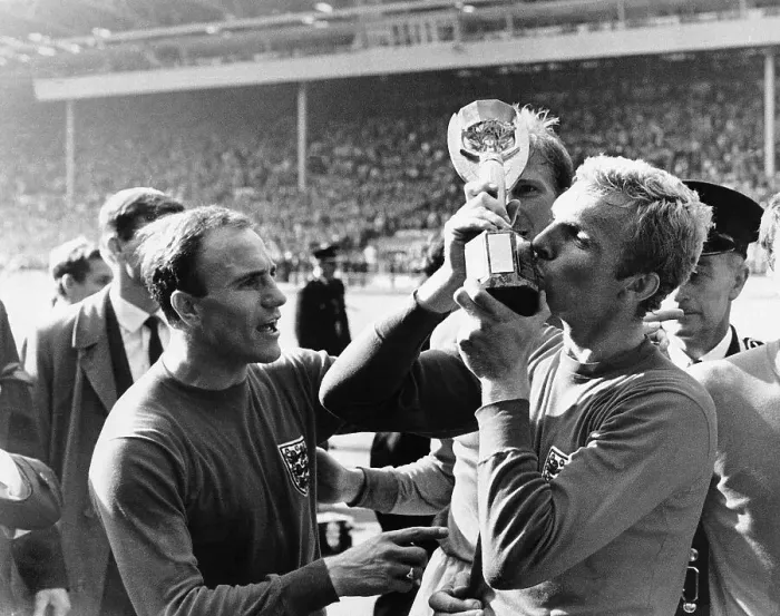 Framed Print : Bobby Moore Kisses the Jules Rimet Cup Framed Print : Bobby Moore Kisses the Jules Rimet Cup