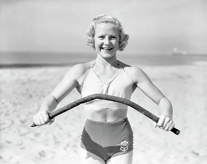 Framed Print : Bodybuilder Relna Brewer Bending a Pole Framed Print : Bodybuilder Relna Brewer Bending a Pole