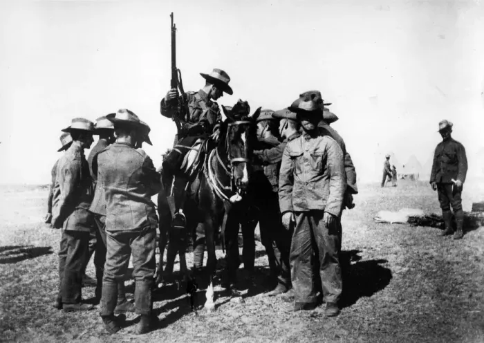 Framed Print : Boer War. circa 1900: G I Vs bringing news to the troops Framed Print : Boer War. circa 1900: G I Vs bringing news to the troops