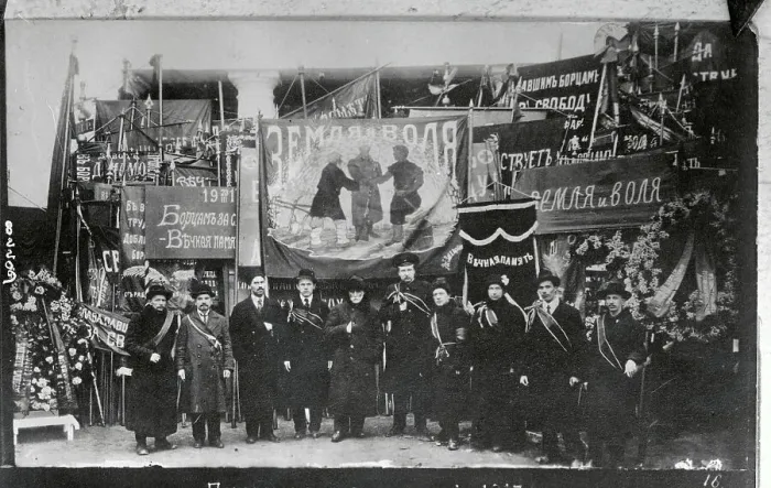 Framed Print : Bolsheviks Demonstrating with Executive Committee Framed Print : Bolsheviks Demonstrating with Executive Committee