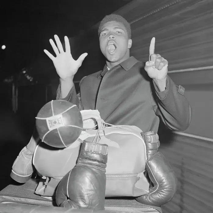 Framed Print : Boxer Muhammad Ali Holding Up Six Fingers Framed Print : Boxer Muhammad Ali Holding Up Six Fingers