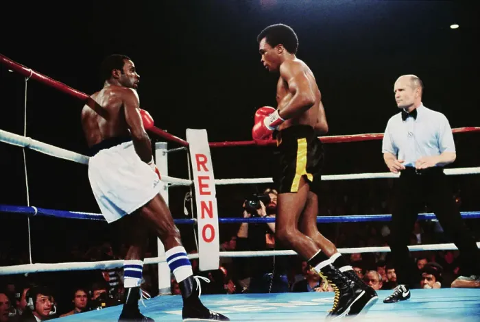 Framed Print : Boxer Sugar Ray Leonard in Action with Bruce Finch Framed Print : Boxer Sugar Ray Leonard in Action with Bruce Finch