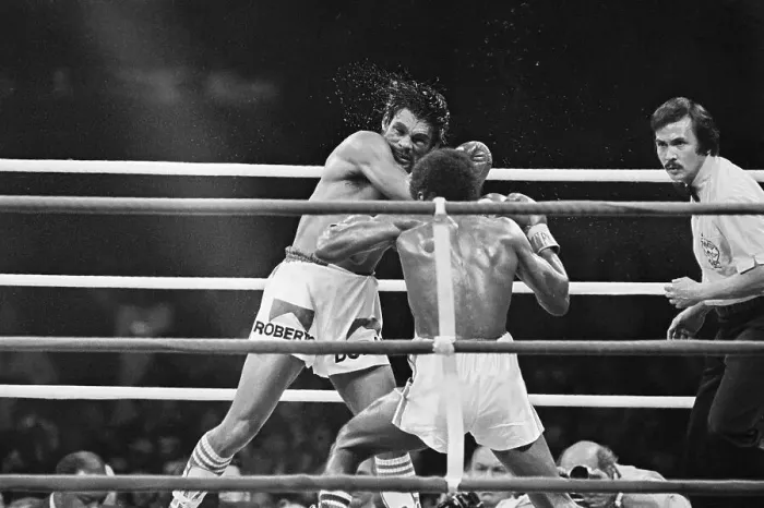 Framed Print : Boxing Action with Sugar Ray Leonard and Roberto Duran Framed Print : Boxing Action with Sugar Ray Leonard and Roberto Duran