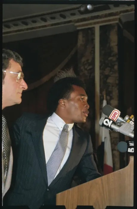 Framed Print : Boxing Champion Sugar Ray Leonard Speaking at Podium Framed Print : Boxing Champion Sugar Ray Leonard Speaking at Podium