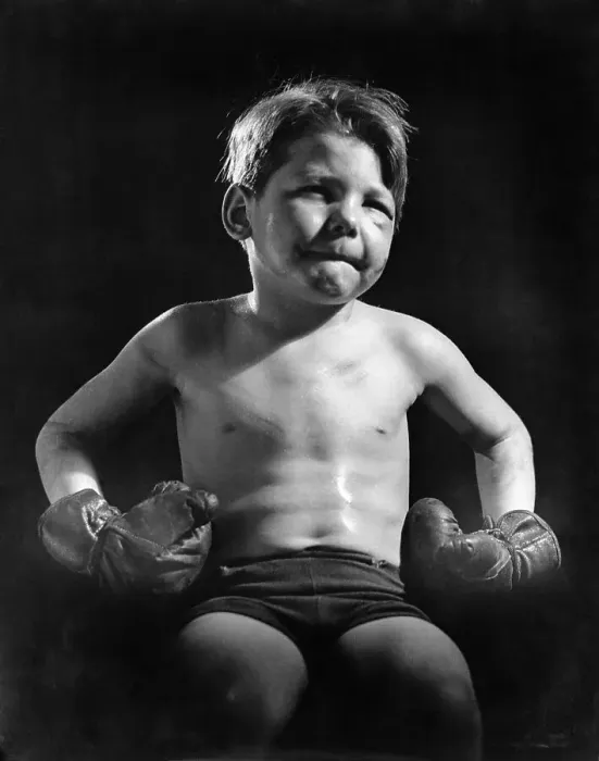 Framed Print : Boy (4-5) wearing boxing gloves Framed Print : Boy (4-5) wearing boxing gloves