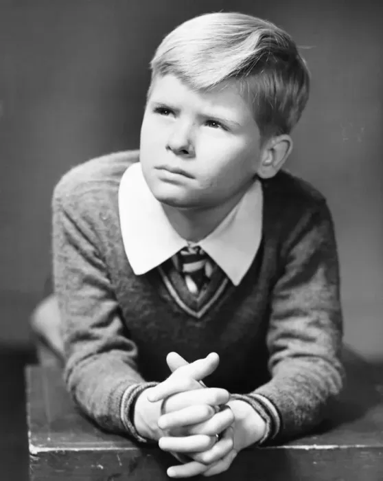 Framed Print : Boy (6-7) bending forward, resting hands on wooden box, (B&W), close-up Framed Print : Boy (6-7) bending forward, resting hands on wooden box, (B&W), close-up