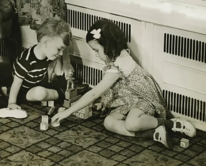 Framed Print : Boy and girl (4-5) playing with blocks on floor, (B&W) Framed Print : Boy and girl (4-5) playing with blocks on floor, (B&W)