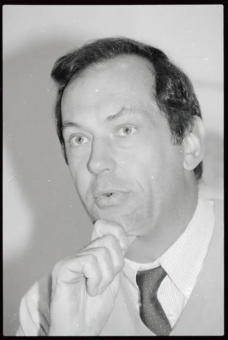 Framed Print : Bill Bradley with Hand on his Chin Framed Print : Bill Bradley with Hand on his Chin