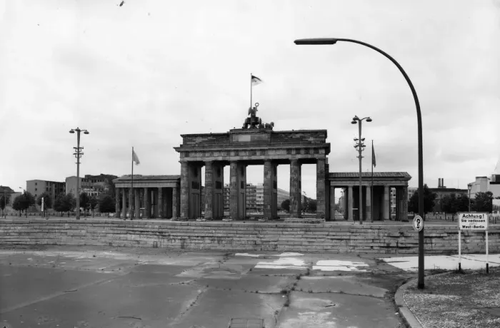 Framed Print : Brandenburg Gate & Wall, West Berlin