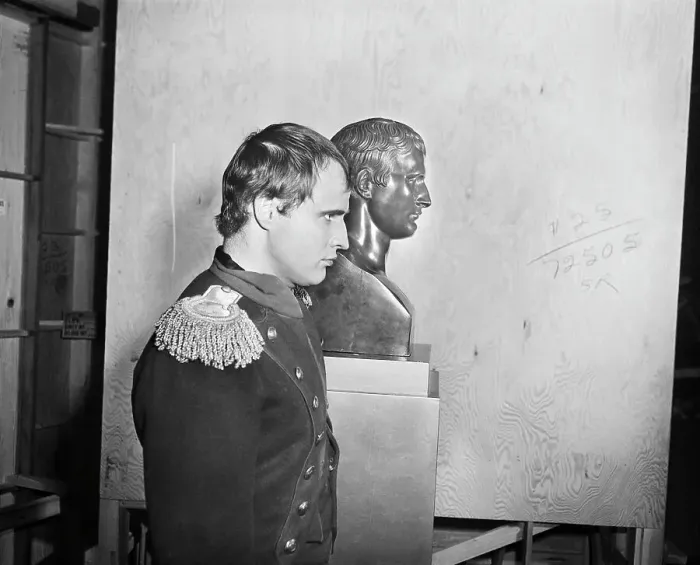 Framed Print : Brando In Front Of Napoleon Bust; Profil Framed Print : Brando In Front Of Napoleon Bust; Profil