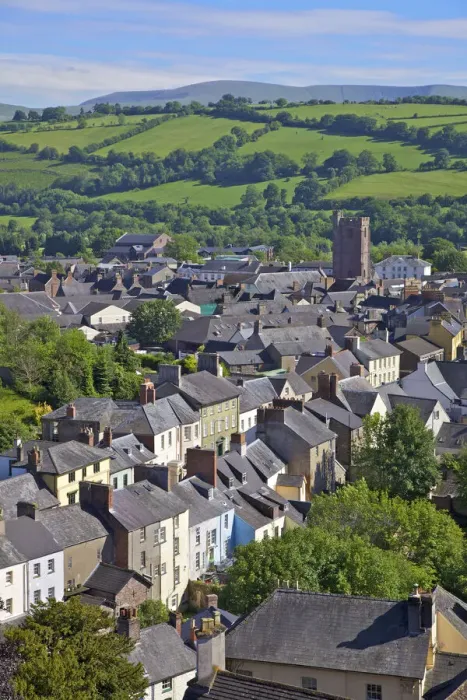 Framed Print : Brecon. Wales, Powys, Brecon - view over market town to Brecon Beacons