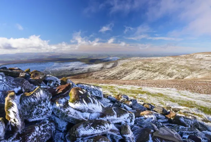 Framed Print : The Brecon Beacons seen from Pen y Gadair Fawr in the Black Mountains in the snow