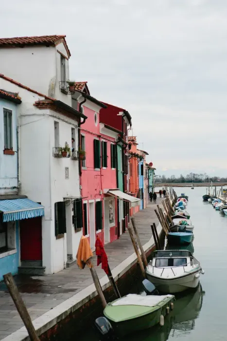 Framed Print : Brightly painted homes on the island of Burano, Italy Framed Print : Brightly painted homes on the island of Burano, Italy